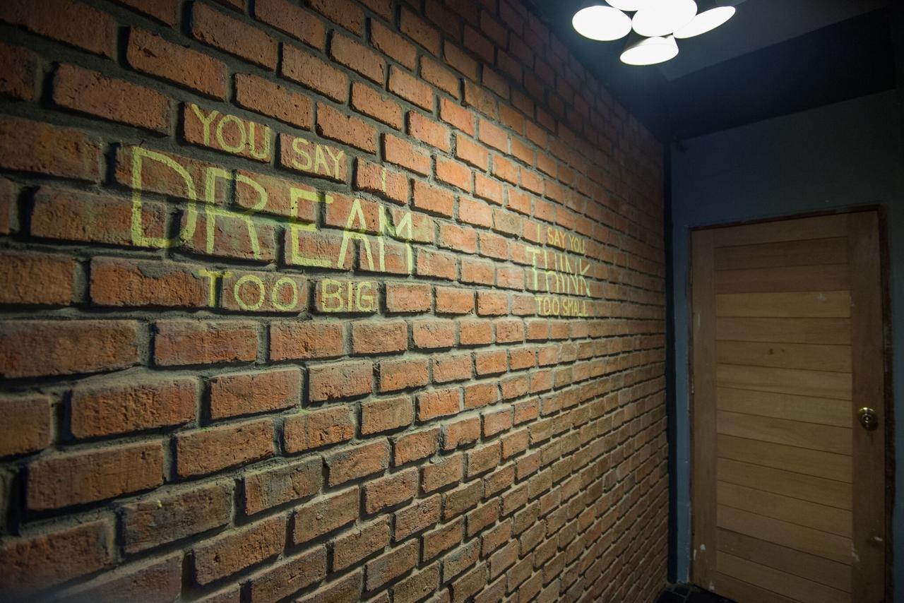 The Sleepless Boutique Hostel Bangkok Esterno foto