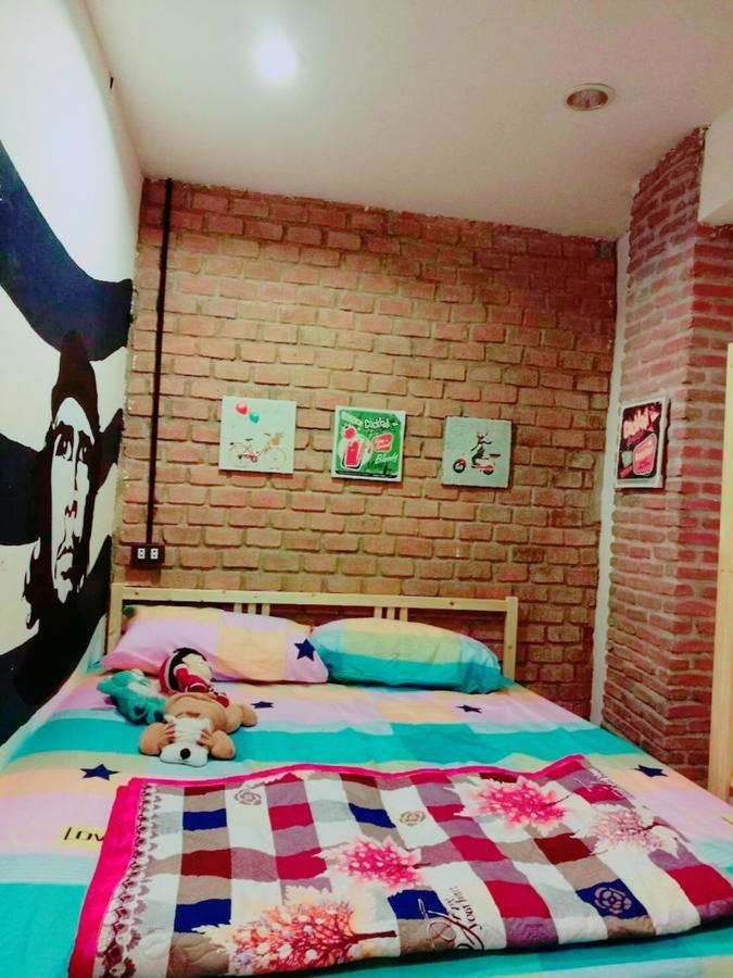 The Sleepless Boutique Hostel Bangkok Esterno foto