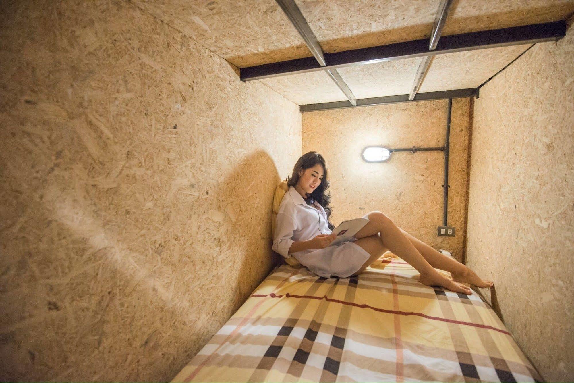 The Sleepless Boutique Hostel Bangkok Esterno foto